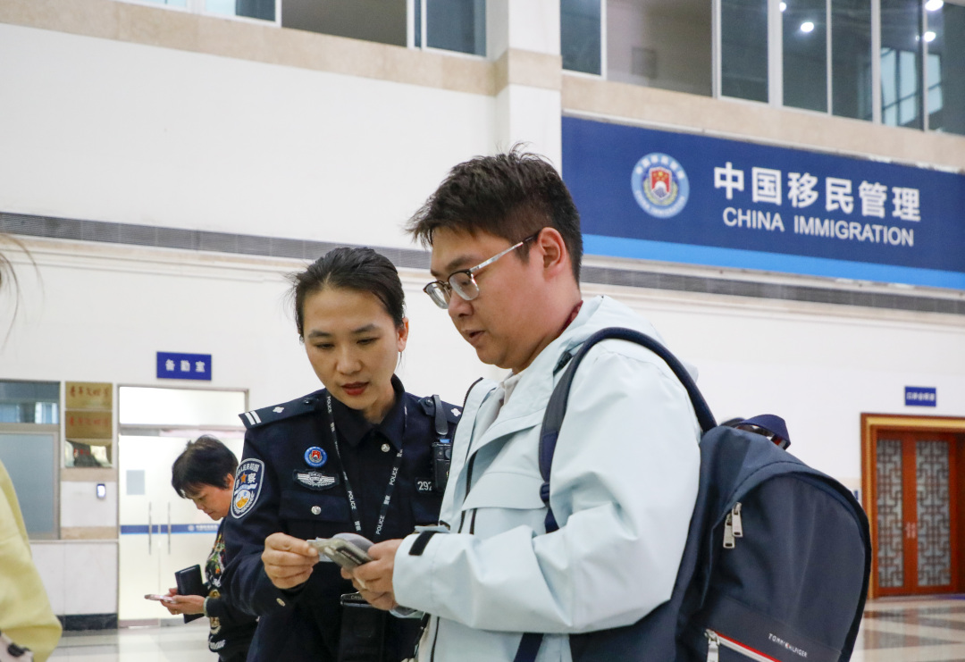 顺德边检站女子勤务助耐心解答旅客疑问