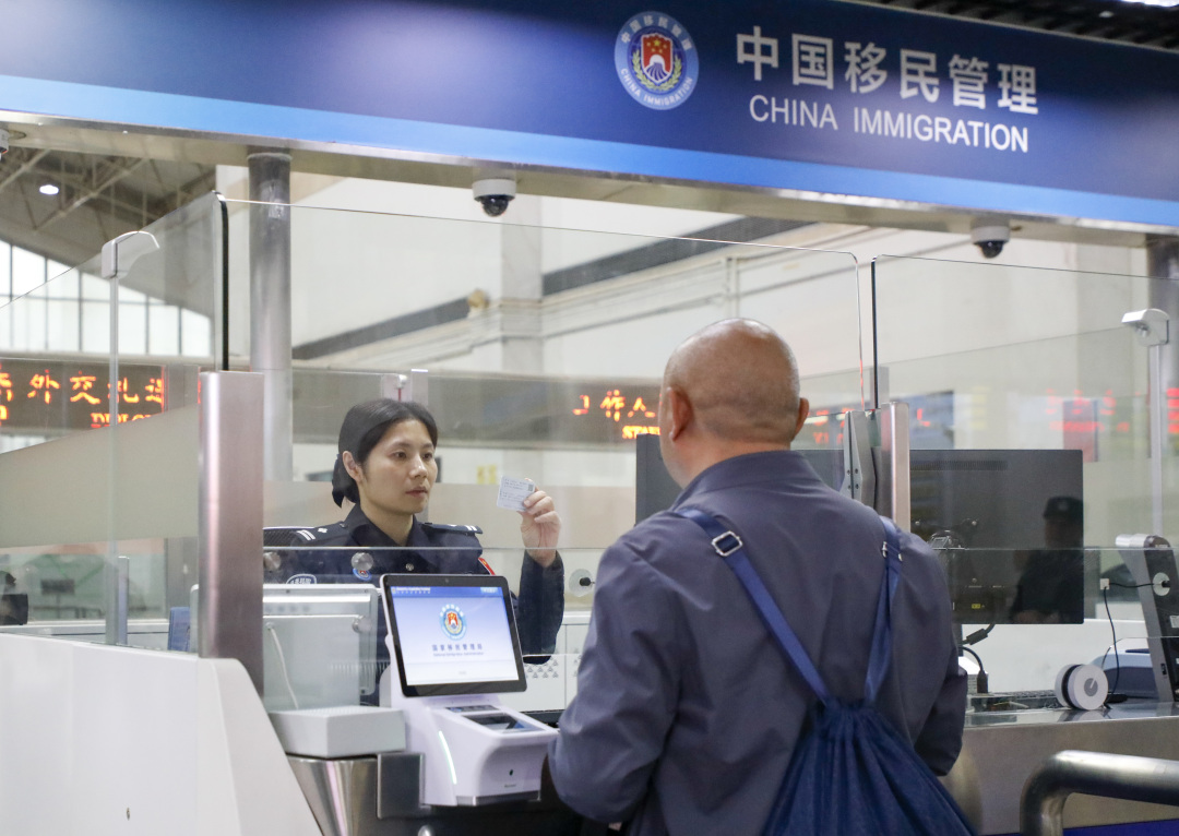 顺德边检站女子勤务组为旅客高效办理通关手续