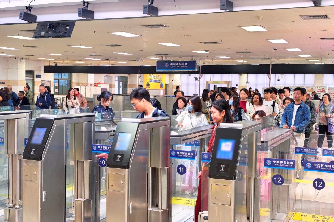 顺德边检站女子勤务组引导旅客通关