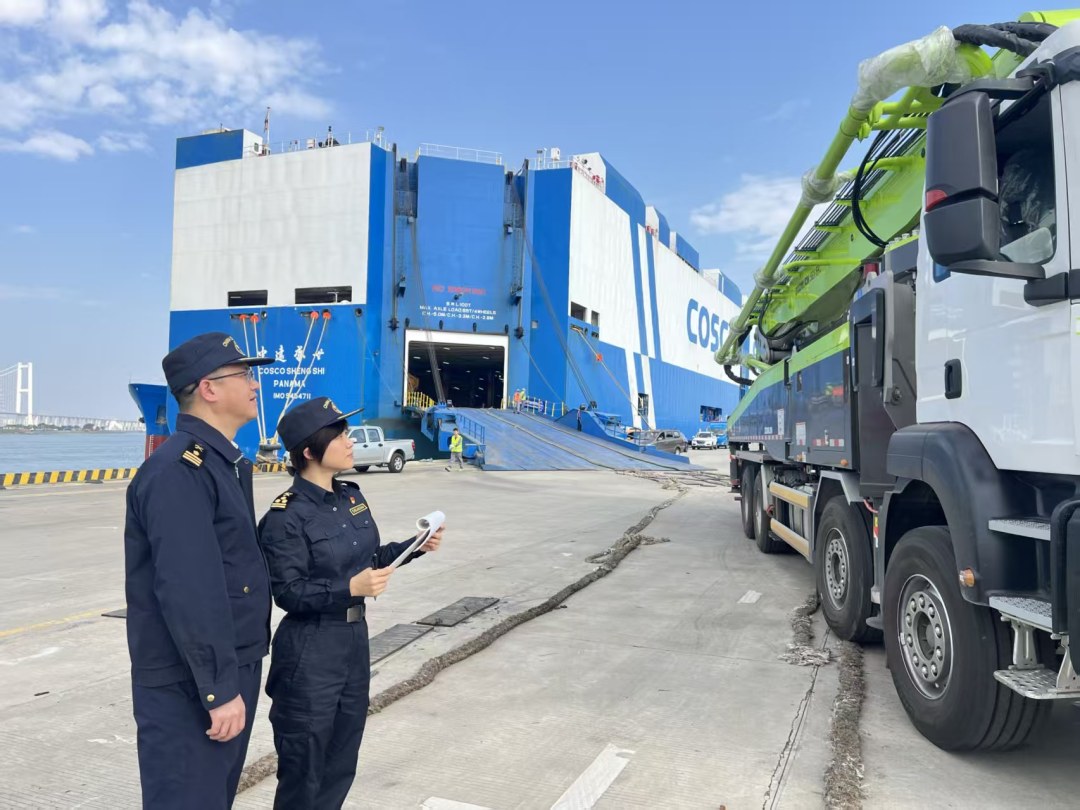图为:广州海关所属南沙海关关员核实待装船出口车辆信息(2)