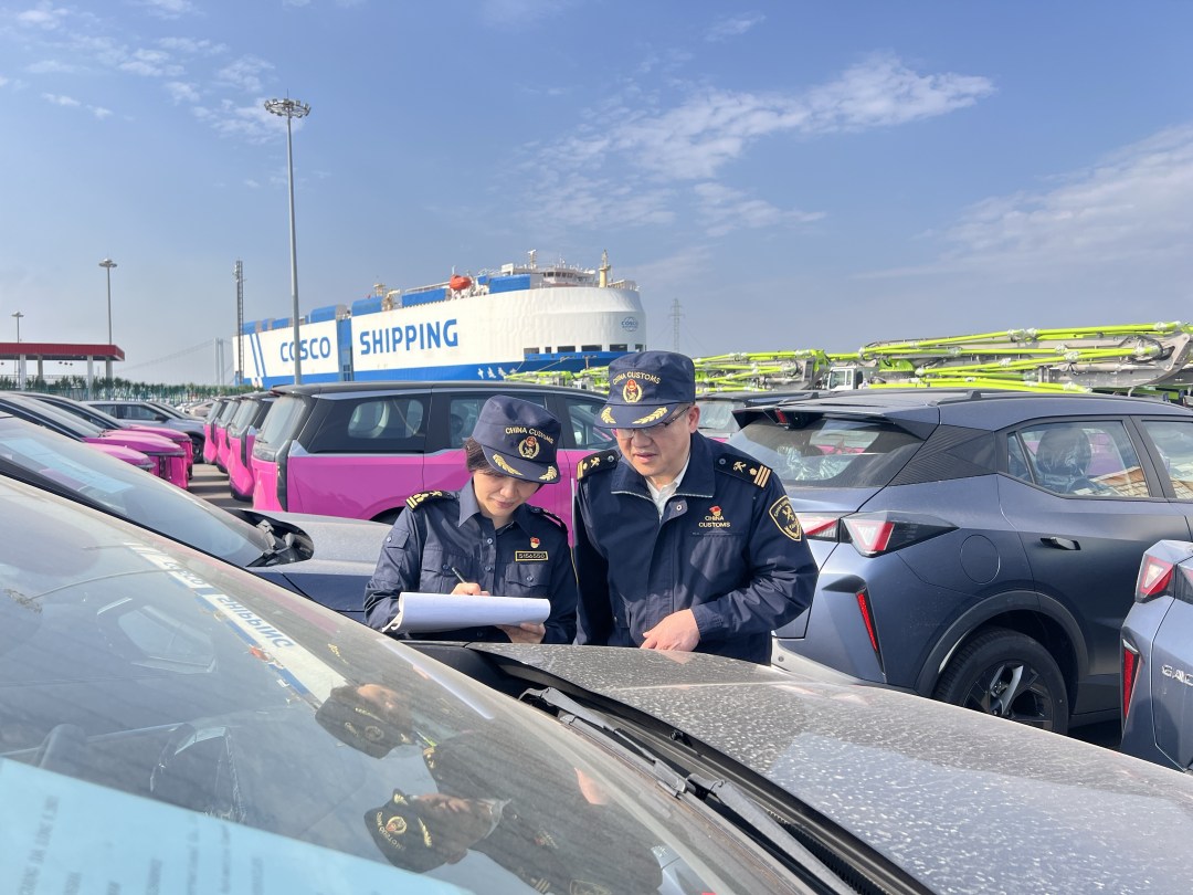 图为:广州海关所属南沙海关关员核实待装船出口车辆信息(1)