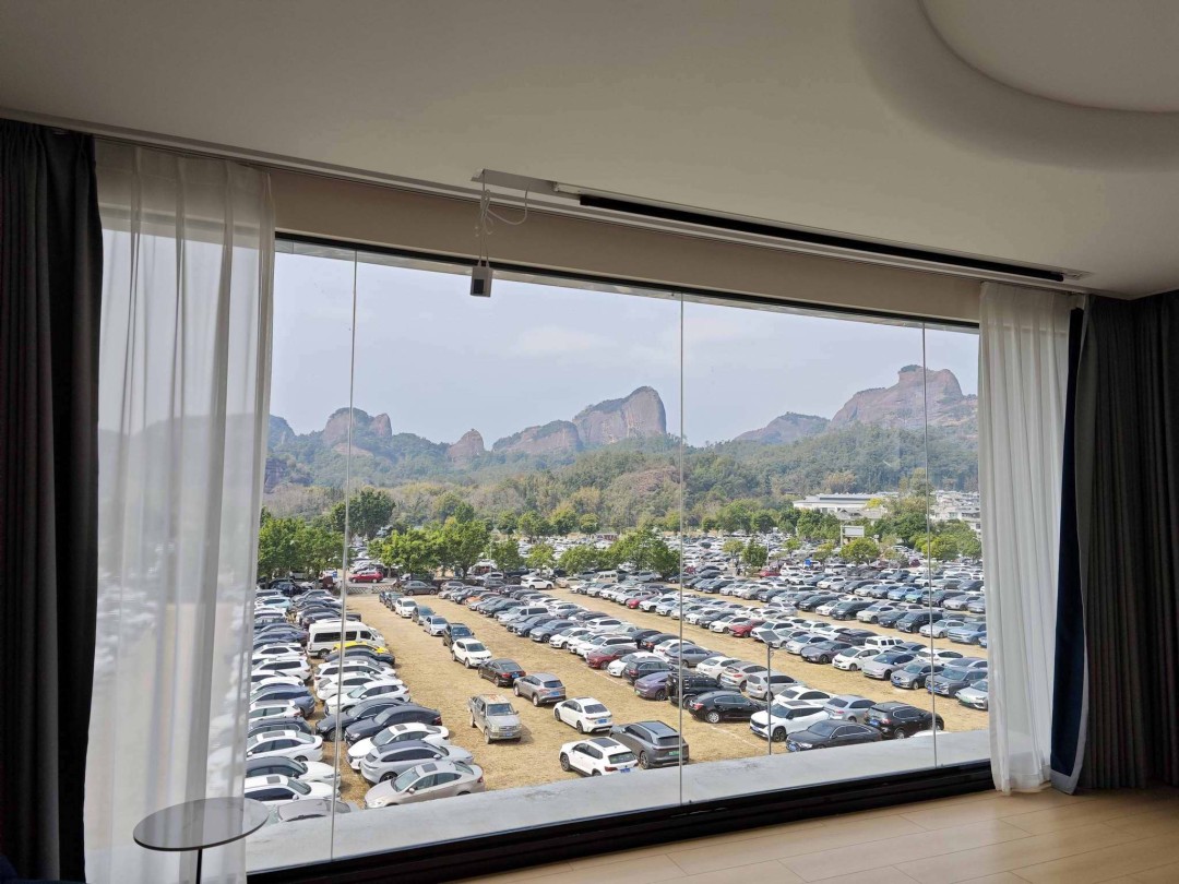 瑶塘新村停车场停满游客车辆