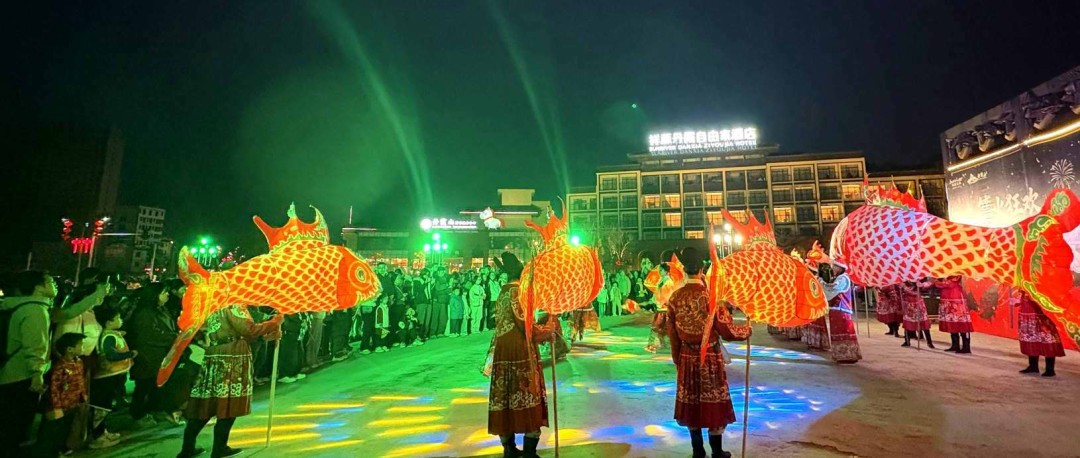 游客围观鱼灯活动