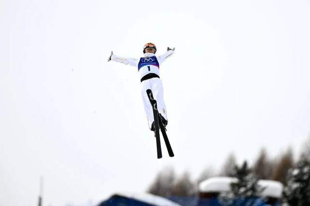 2月18日，中国选手徐梦桃在自由式滑雪女子空中技巧决赛中。图源：新华社