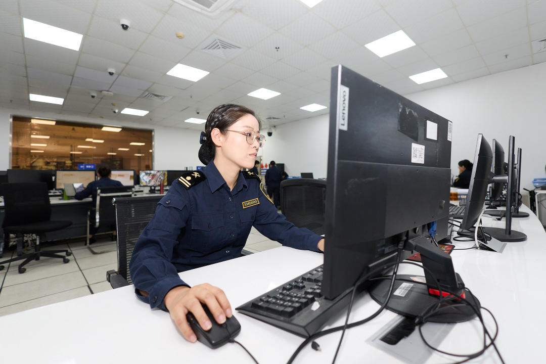 苗瑞琴通过高清摄像头对进口跨境电商监管区进行视频巡查。