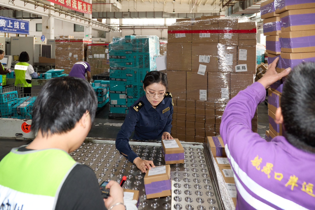 苗瑞琴在跨境电商进口仓进行现场巡查。