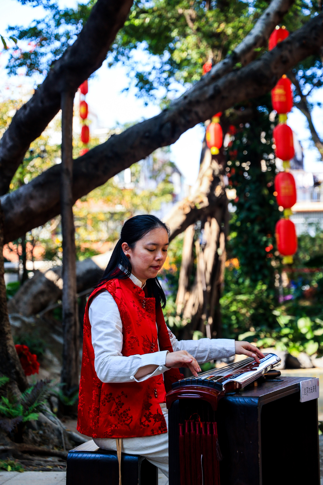 市民游客亲身感受古琴雅音。