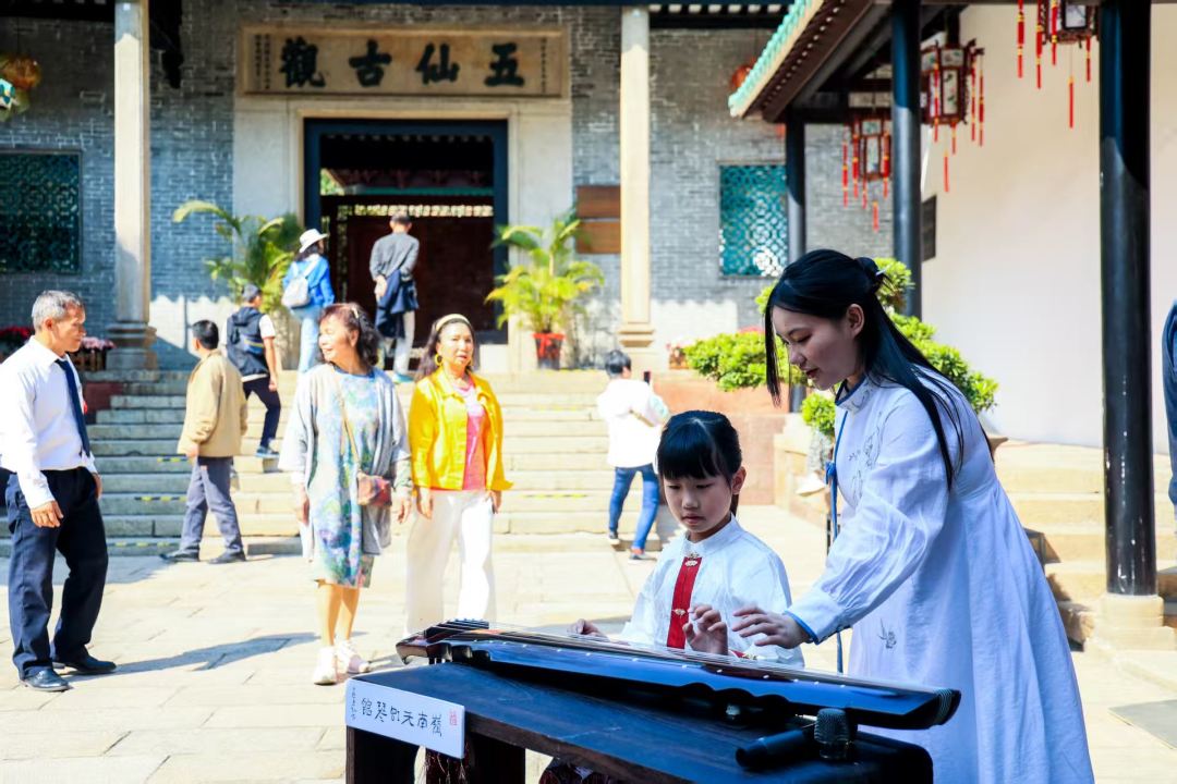 市民游客亲身感受古琴雅音。