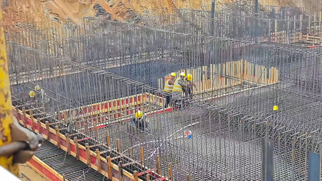 春节期间,在中建四局安装公司钢结构分公司承建的湖南大中赫神家湾选厂及砂石骨料生产线建筑工程项目现场,建设热潮丝毫未减。