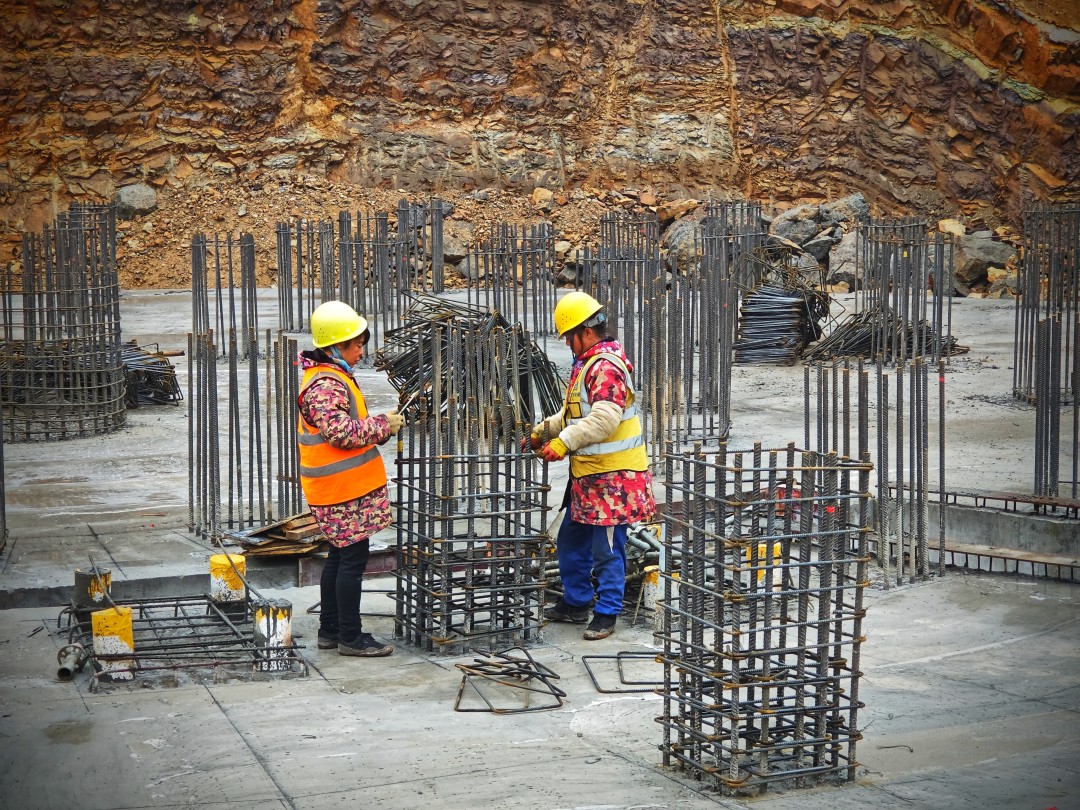 项目负责人唐渊边走边查看施工进度,不时和工人叮嘱作业细节,他坦言:“大家能主动留下来赶工期,我们更要把施工安全和质量抓牢,让大家干得放心、拼得有劲。”