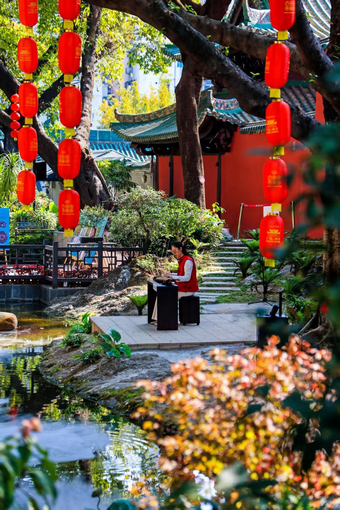 市民游客亲身感受古琴雅音。