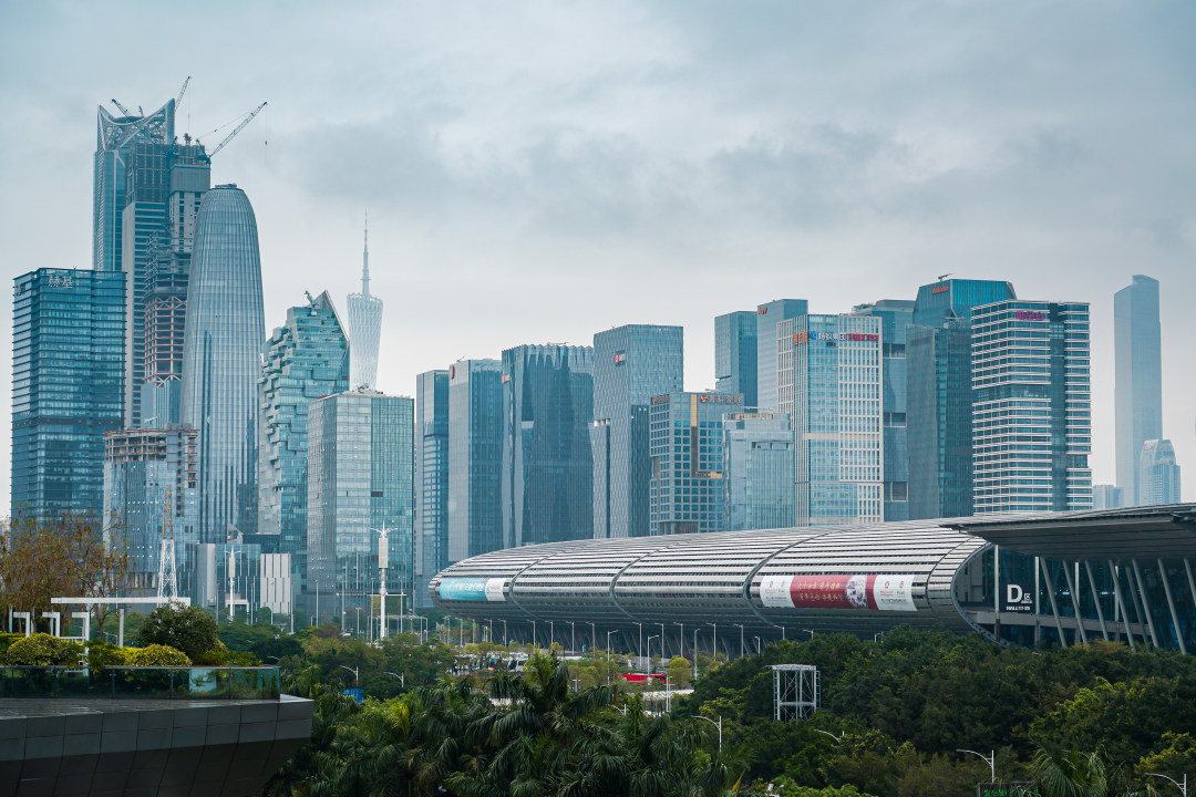 吴子良20250425广交会二期人气 雨水无碍 (13)