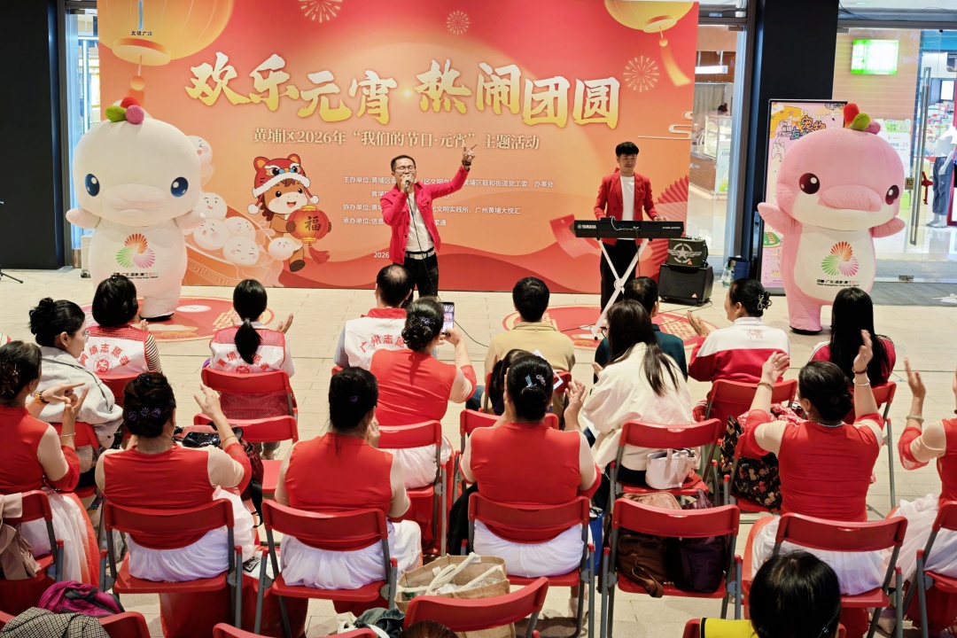 舞台环节,大湾鸡上台互动。郭柯堂 摄