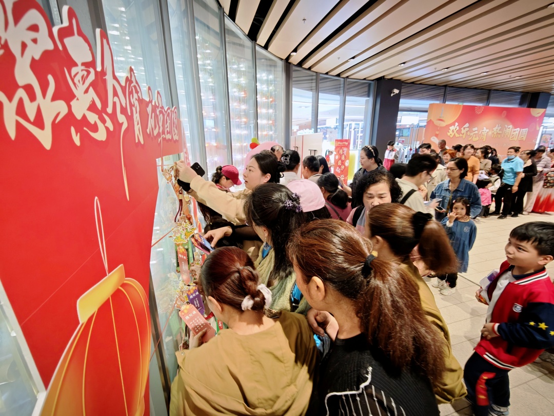 参与游园的市民络绎不绝。郭柯堂 摄