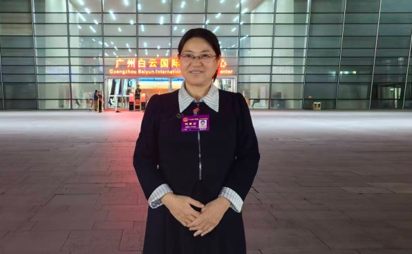 全国人大代表、广东省科学院资源利用与稀土开发研究所项目团队负责人喻连香