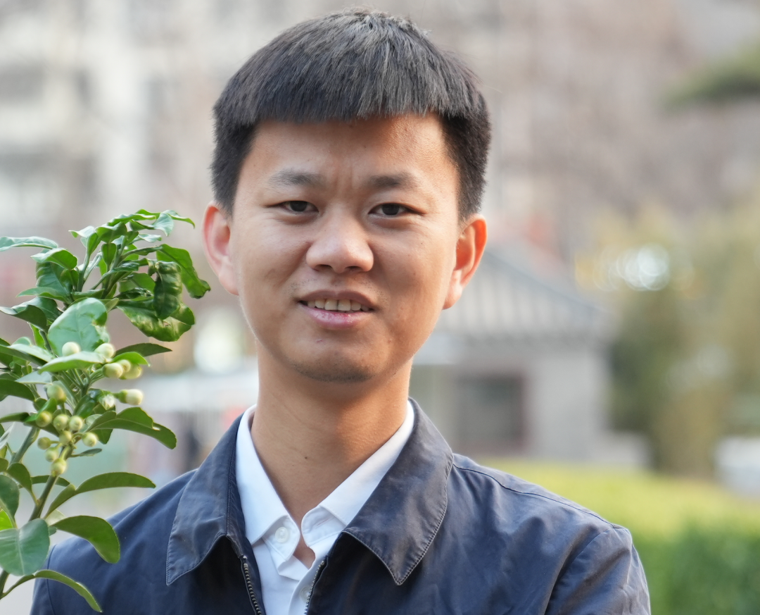 全国人大代表、化州市培林橘红种植专业合作社社长廖志略（备注：去年的树，非今年要带的那棵，建议裁一下）