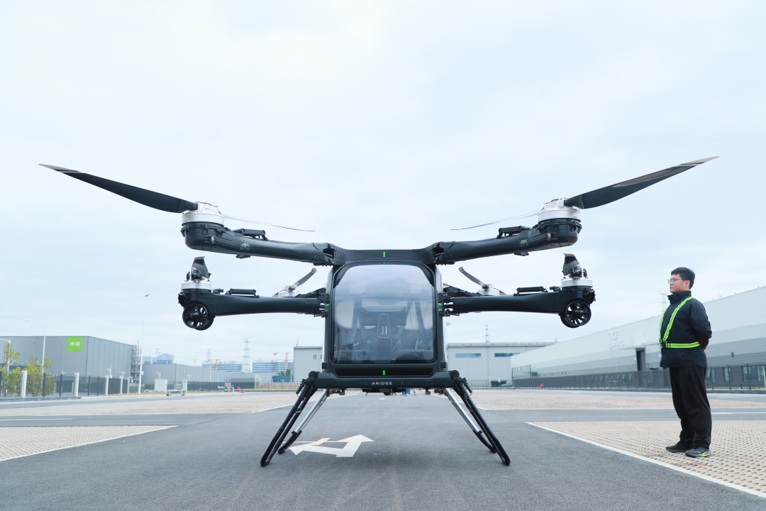 3月5日,小鹏汇天陆地航母飞行器批量试产下线及多机试飞活动在广州汇天飞行汽车量产工厂进行。同日,小鹏汇天与广州城投集团、工信部电子五所按“1+1+N”模式共建的广州海心沙全空间智能体验中心(海心沙科技岛)启动低空飞行场景联合探索,实现从“产线”到“实景飞行”的关键跨越,低空经济“广州模式” 正式启航。图为小鹏汇天陆地航母飞行器批量试产下线及多机试飞活动在广州汇天飞行汽车量产工厂进行。