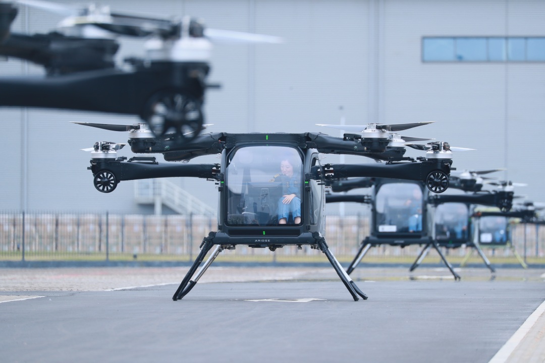 3月5日,小鹏汇天陆地航母飞行器批量试产下线及多机试飞活动在广州汇天飞行汽车量产工厂进行。同日,小鹏汇天与广州城投集团、工信部电子五所按“1+1+N”模式共建的广州海心沙全空间智能体验中心(海心沙科技岛)启动低空飞行场景联合探索,实现从“产线”到“实景飞行”的关键跨越,低空经济“广州模式” 正式启航。图为小鹏汇天陆地航母飞行器批量试产下线及多机试飞活动在广州汇天飞行汽车量产工厂进行。