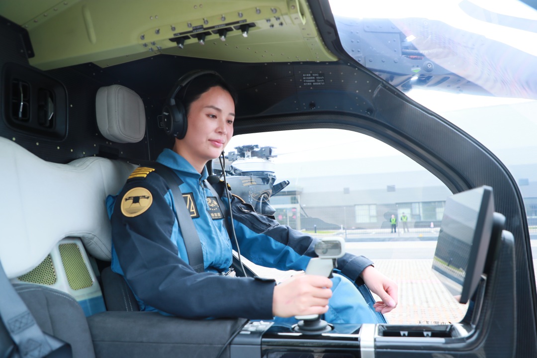 3月5日,小鹏汇天陆地航母飞行器批量试产下线及多机试飞活动在广州汇天飞行汽车量产工厂进行。同日,小鹏汇天与广州城投集团、工信部电子五所按“1+1+N”模式共建的广州海心沙全空间智能体验中心(海心沙科技岛)启动低空飞行场景联合探索,实现从“产线”到“实景飞行”的关键跨越,低空经济“广州模式” 正式启航。图为小鹏汇天陆地航母飞行器批量试产下线及多机试飞活动在广州汇天飞行汽车量产工厂进行。