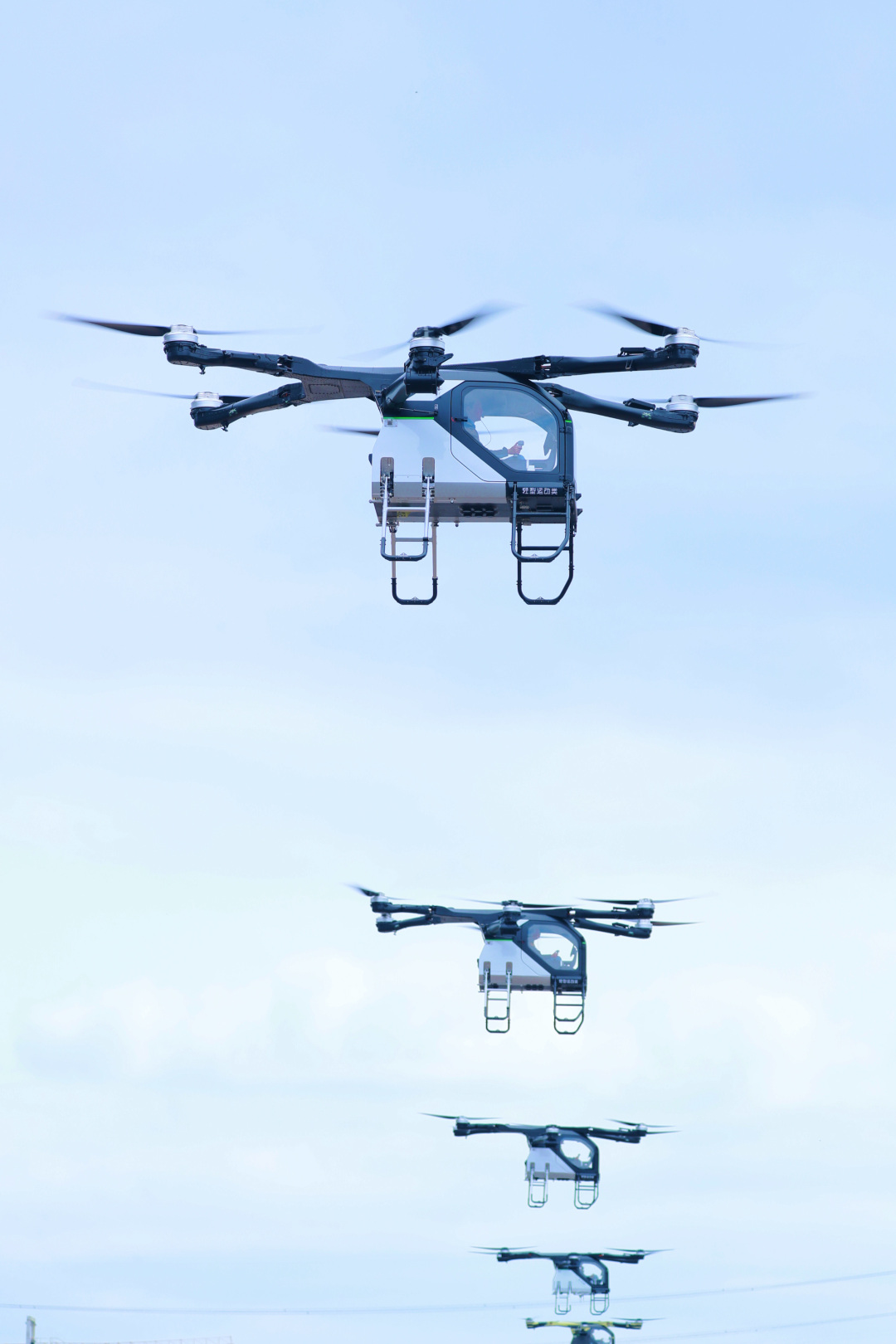 3月5日,小鹏汇天陆地航母飞行器批量试产下线及多机试飞活动在广州汇天飞行汽车量产工厂进行。同日,小鹏汇天与广州城投集团、工信部电子五所按“1+1+N”模式共建的广州海心沙全空间智能体验中心(海心沙科技岛)启动低空飞行场景联合探索,实现从“产线”到“实景飞行”的关键跨越,低空经济“广州模式” 正式启航。图为小鹏汇天陆地航母飞行器批量试产下线及多机试飞活动在广州汇天飞行汽车量产工厂进行。