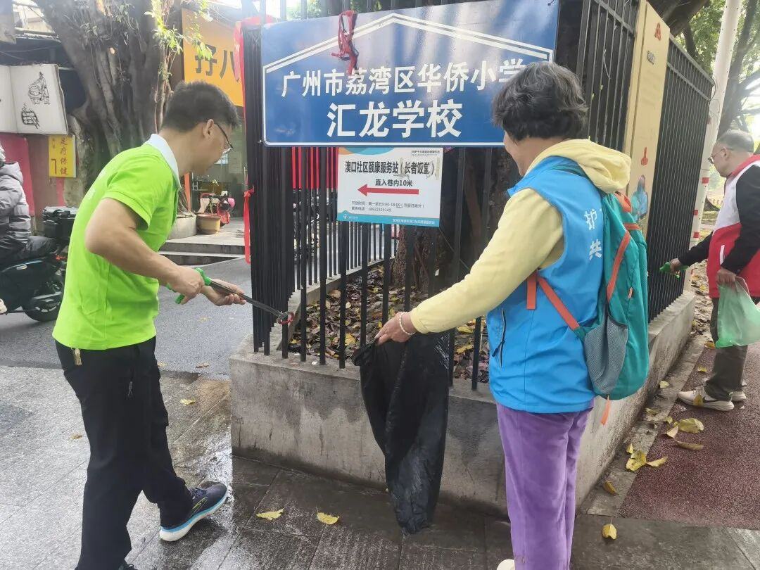 志愿者清洁驷马涌碧道 (2).jpg