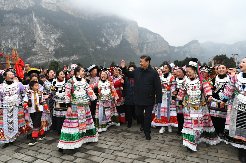 2021年2月3日，习近平总书记在毕节市黔西县新仁苗族乡化屋村考察结束时，乡亲们依依不舍簇拥着总书记，齐唱苗家留客歌。
