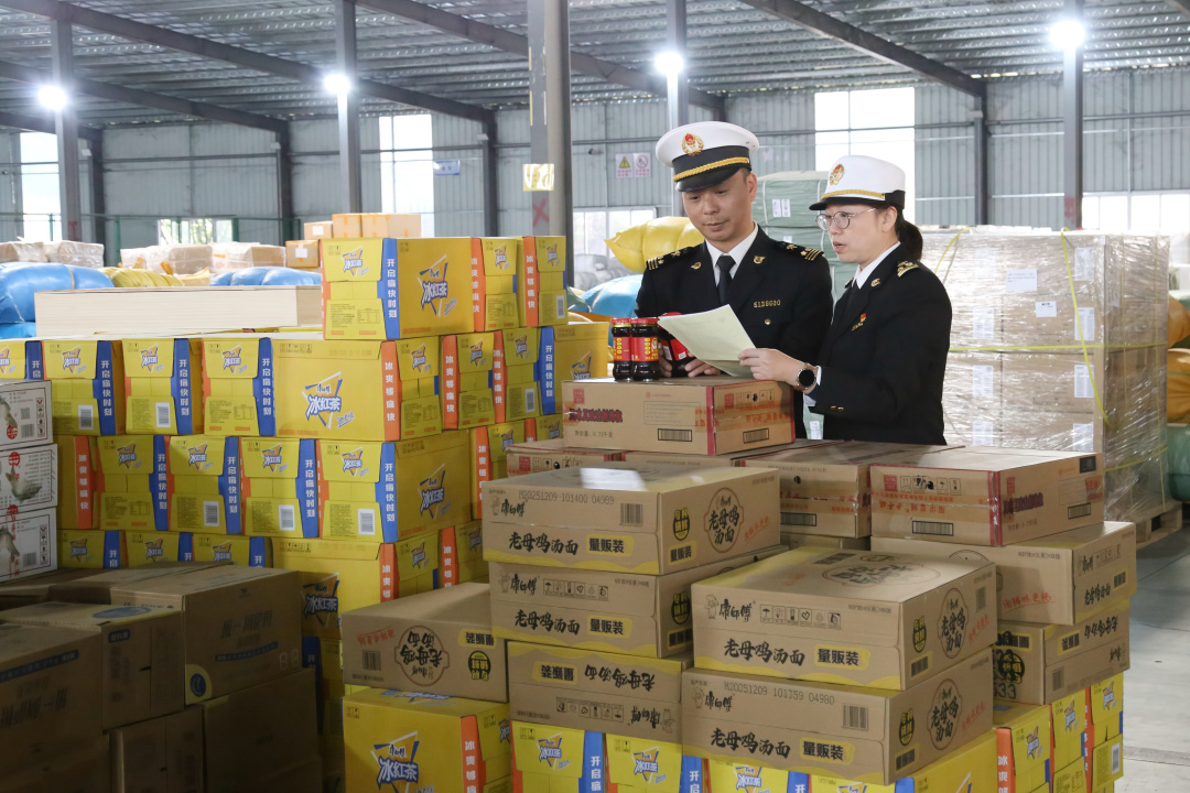 广州海关所属荔湾海关关员对市场采购贸易方式出口预包装食品进行查检1 (1)