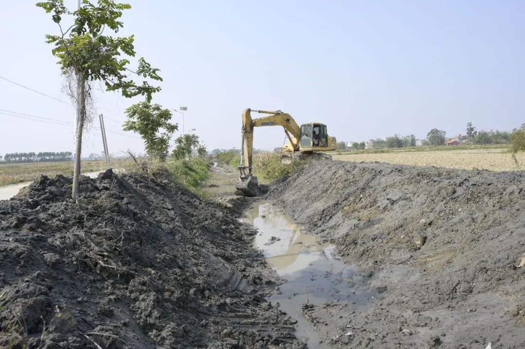 廉江市水务清淤工作站开展清淤工作