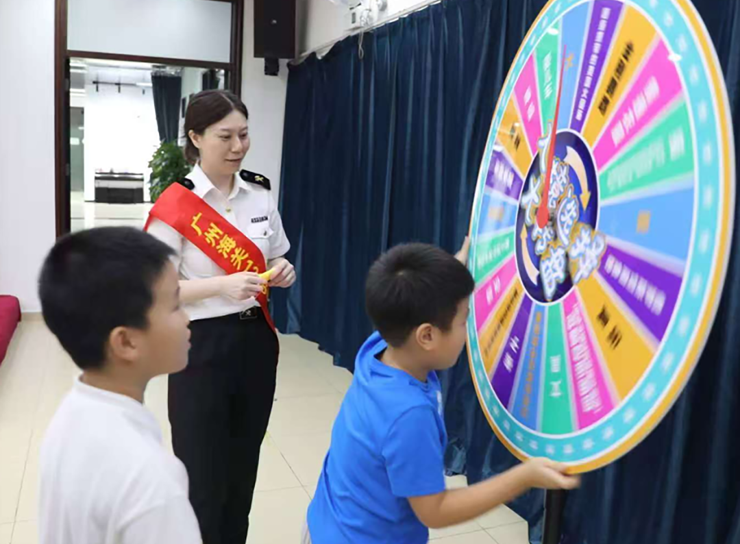全国巾帼文明岗、广州海关办公室政务公开科组织”海关进校园“活动,通过进出境物品”大转盘“游戏向学生们科普进出境知识