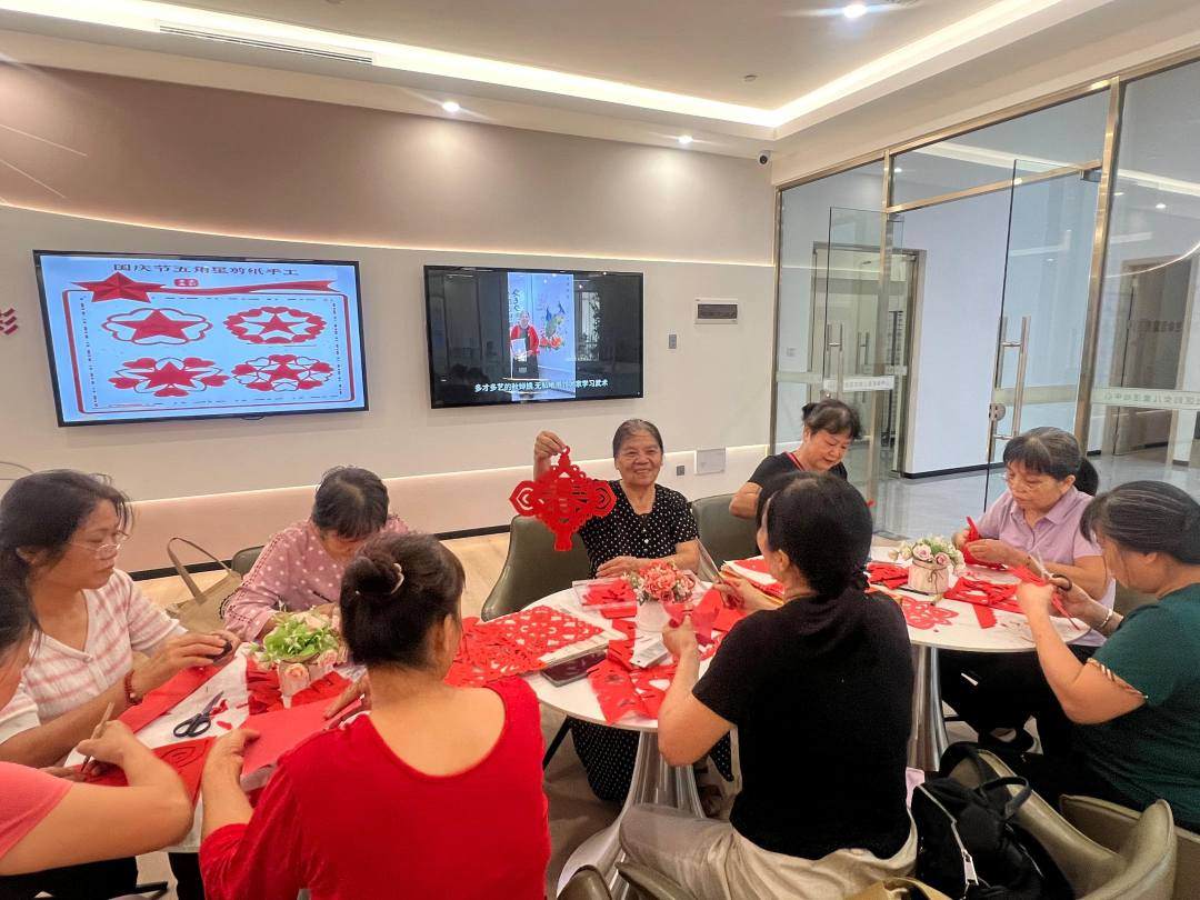 李秋蝉教社区居民剪纸_副本.jpg 李秋蝉教社区居民剪纸_副本.jpg