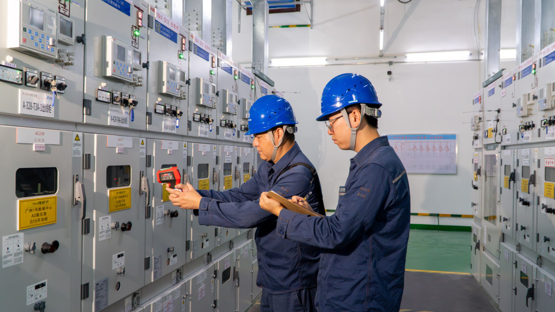 广州供电局工作人员开展用电检查,以可靠稳定电能为新兴产业发展保驾护航。