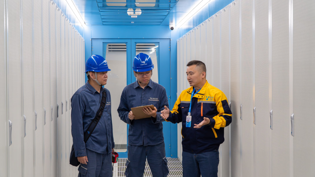 广州供电局工作人员走访数据中心枢纽企业,为湾区算力网络建设筑牢电力基础。