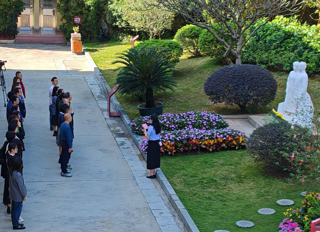 在庄严肃穆的氛围中,他们向孙中山雕像敬献鲜花、三鞠躬并默哀,深切缅怀这位伟大的民主革命先行者,重温革命先驱“和平、奋斗、救中国”的精神。