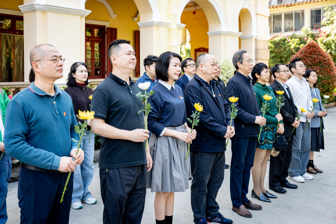 展览开幕当天,中国国民党革命委员会仲恺支部来到孙中山大元帅府纪念馆,怀着崇敬的心情瞻仰了孙宋“同行”雕像。