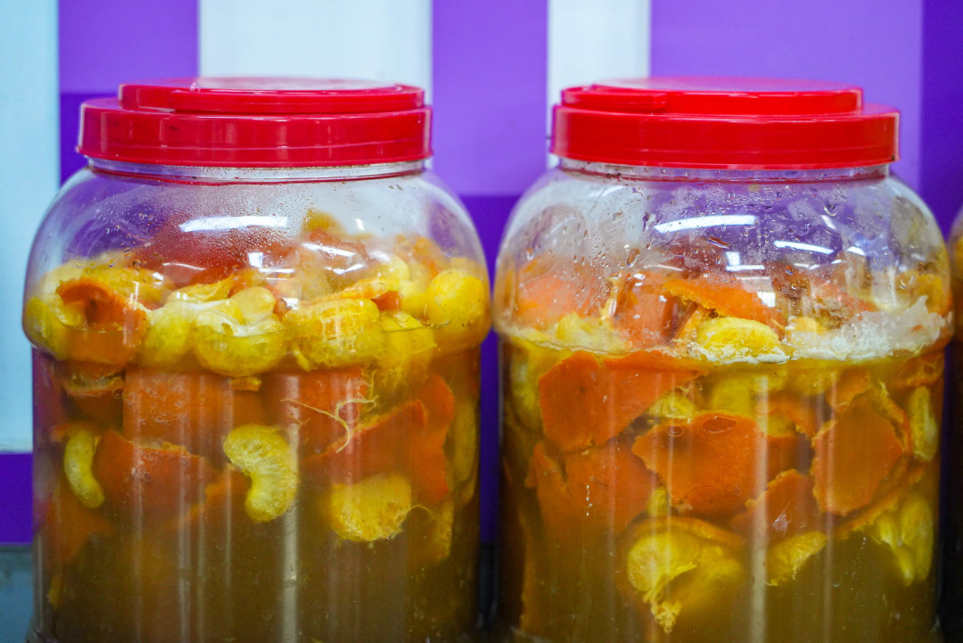 由废弃年桔作为原料制成的环保酵素。