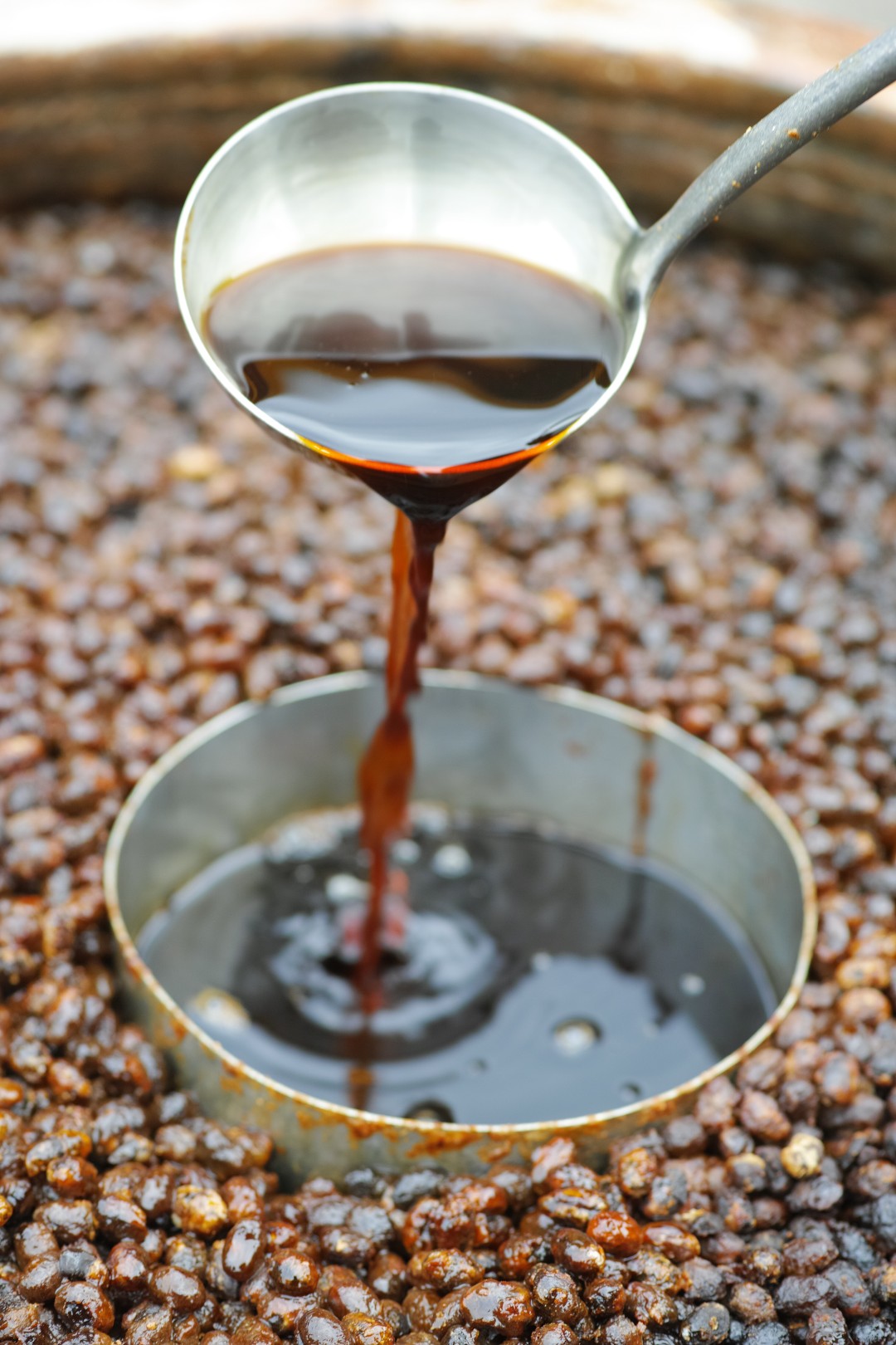 打开酱油缸,空气中充满了复合而浓郁的酱酯香气。