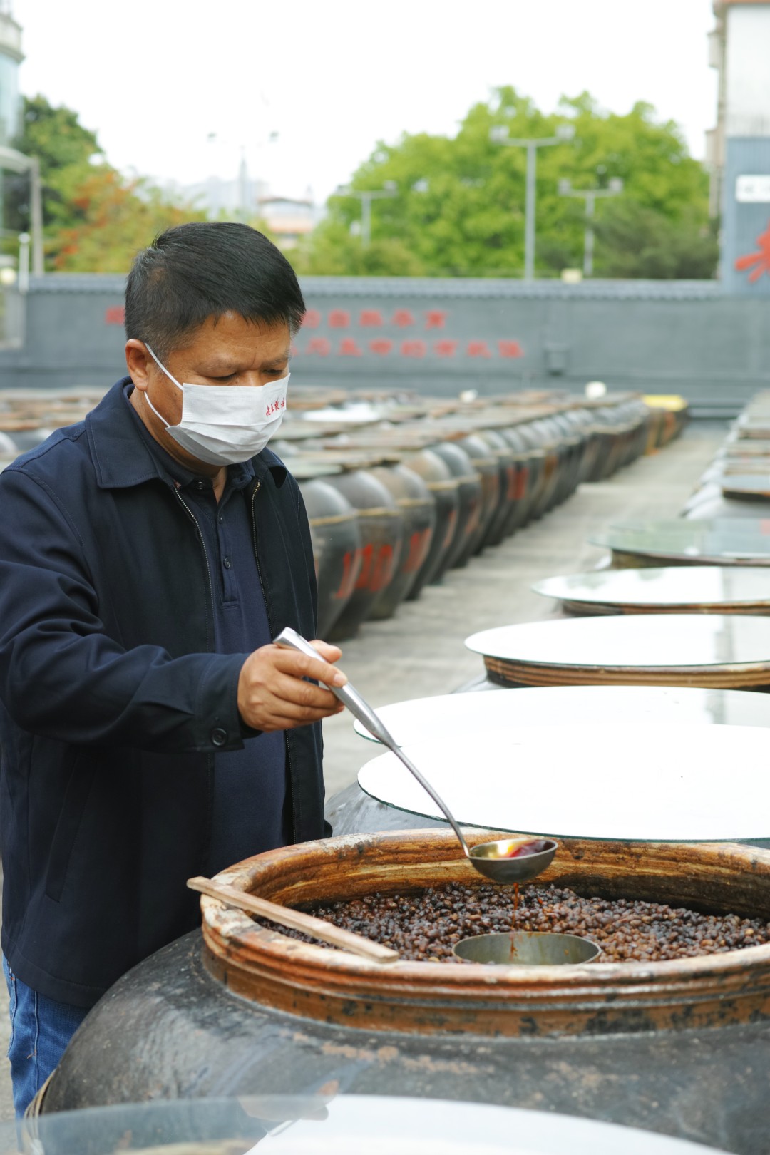 把自己称为“守缸人”的市级非遗酱油技艺传承人刘庆堂。