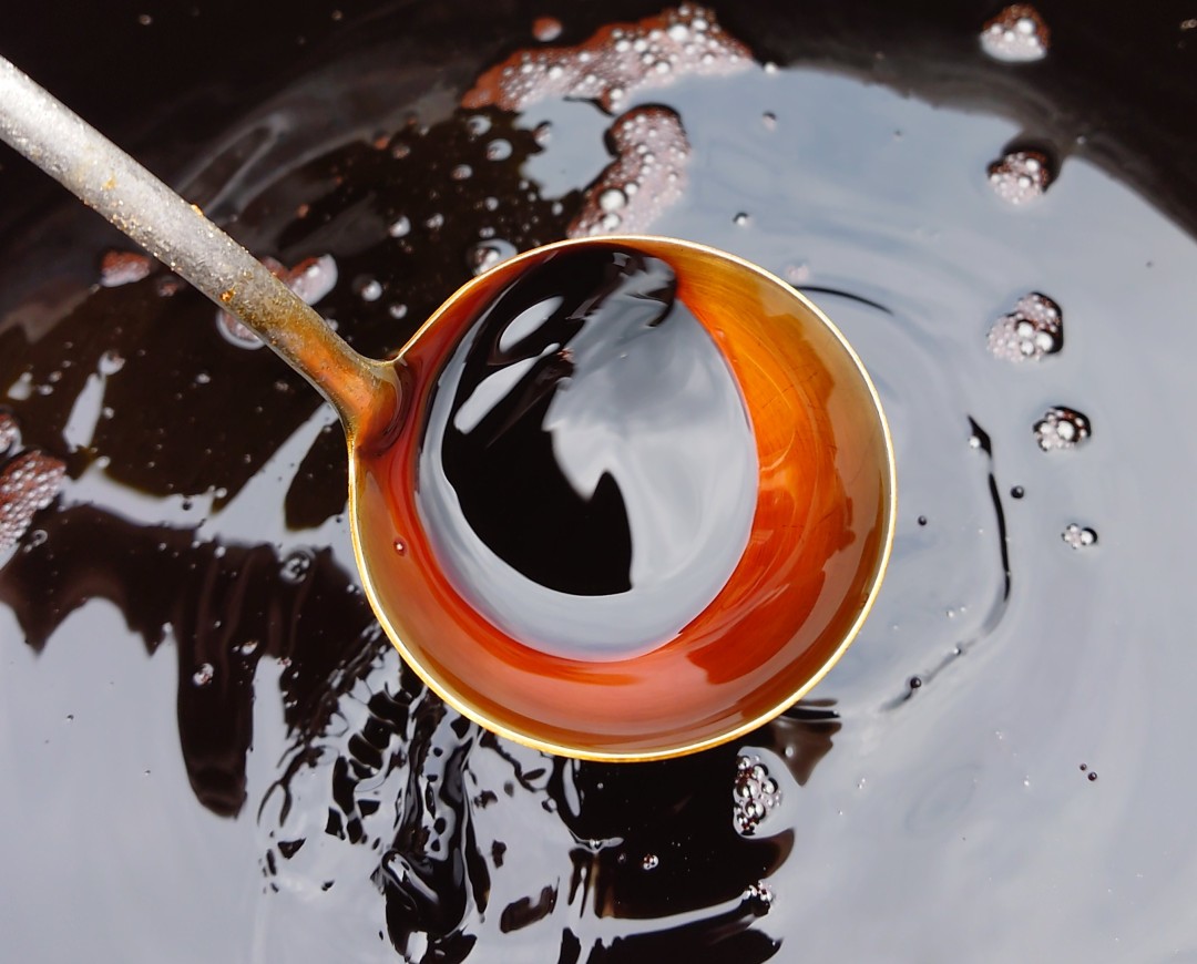 可以在勺子上形成“挂壁”的酱油。