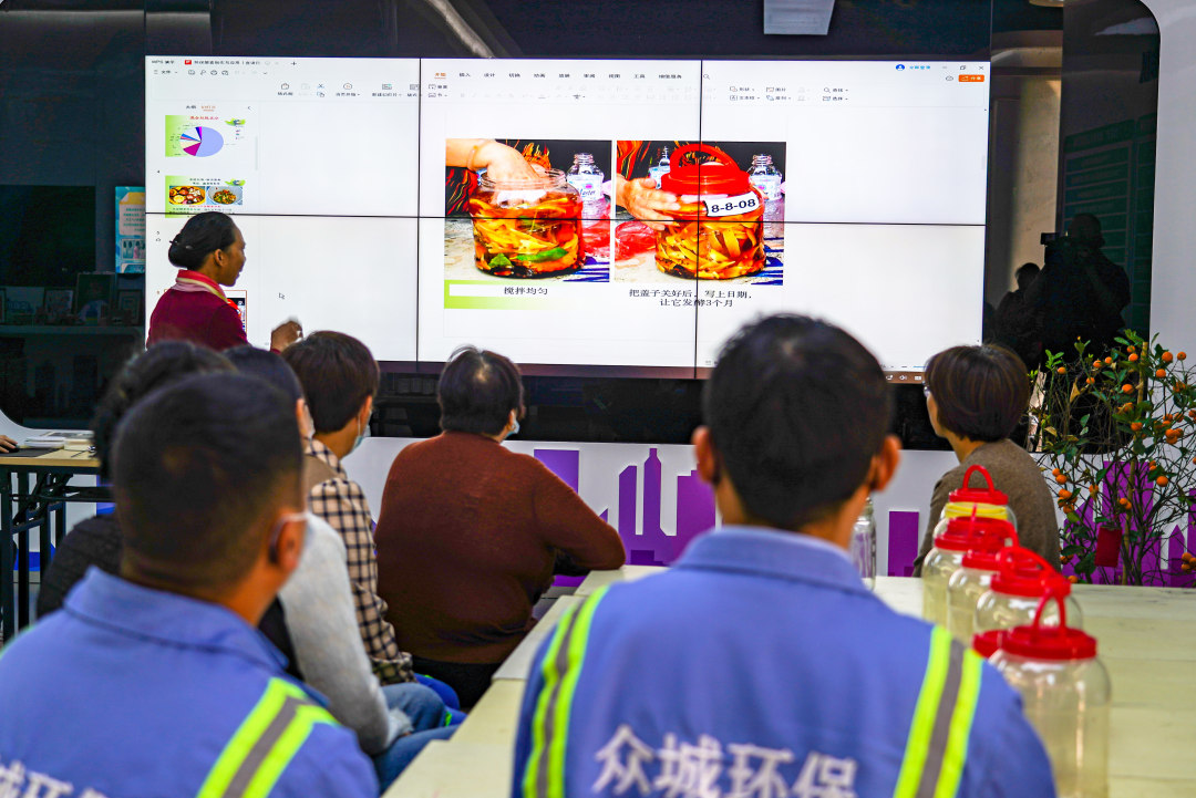 居民在嘉禾街道垃圾分类知识科普中心学习酵素制作知识。