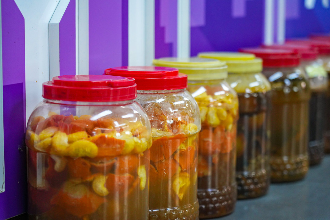 由废弃年桔作为原料制成的环保酵素。