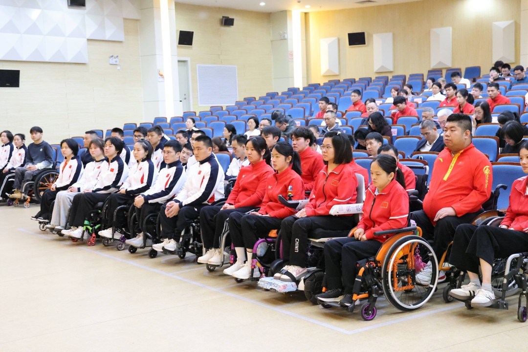 2运动员们参与会议