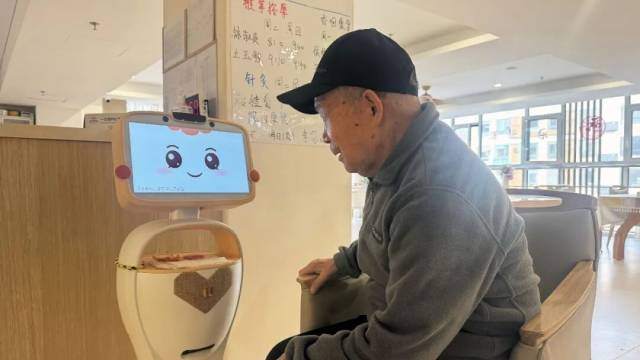 吴卫国与机器人小丽聊天 吴卫国与机器人小丽聊天