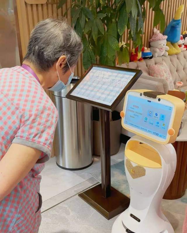 养老社区老人观看机器人小丽 养老社区老人观看机器人小丽