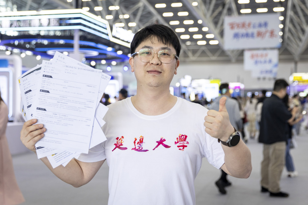 延边大学师范学院学生工作办公室主任金靖斌跨越3000多公里,带着本校毕业生的简历来到招聘会现场,为边疆学子积极争取就业机会。