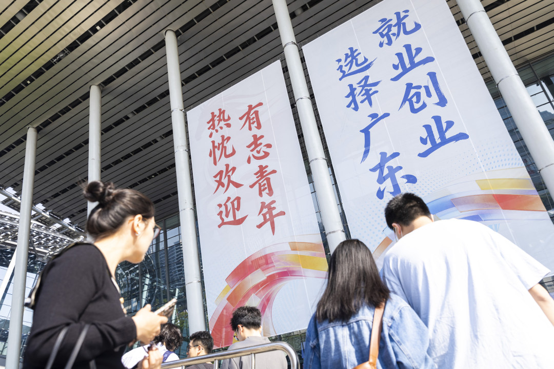 3月16日一大早,求职者络绎不绝进入“百万英才汇南粤”2026年春季大型综合招聘会。