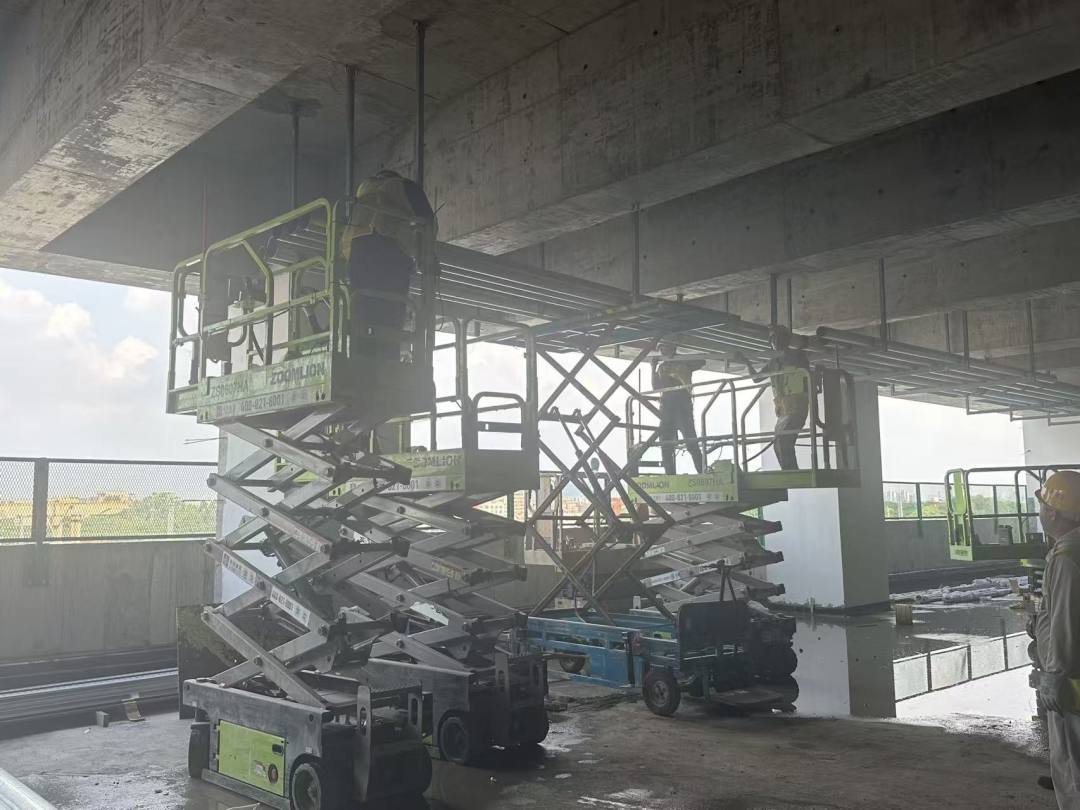 白云区大朗客整所地块上盖项目,工人在进行机电工程施工。