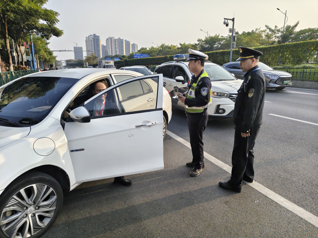 执法人员加强重点路段巡查执法。