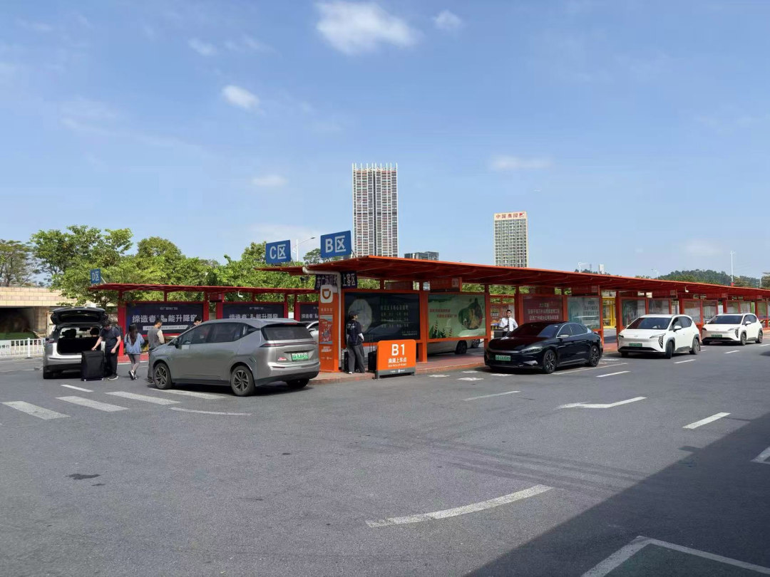 网约车有序接送旅客。