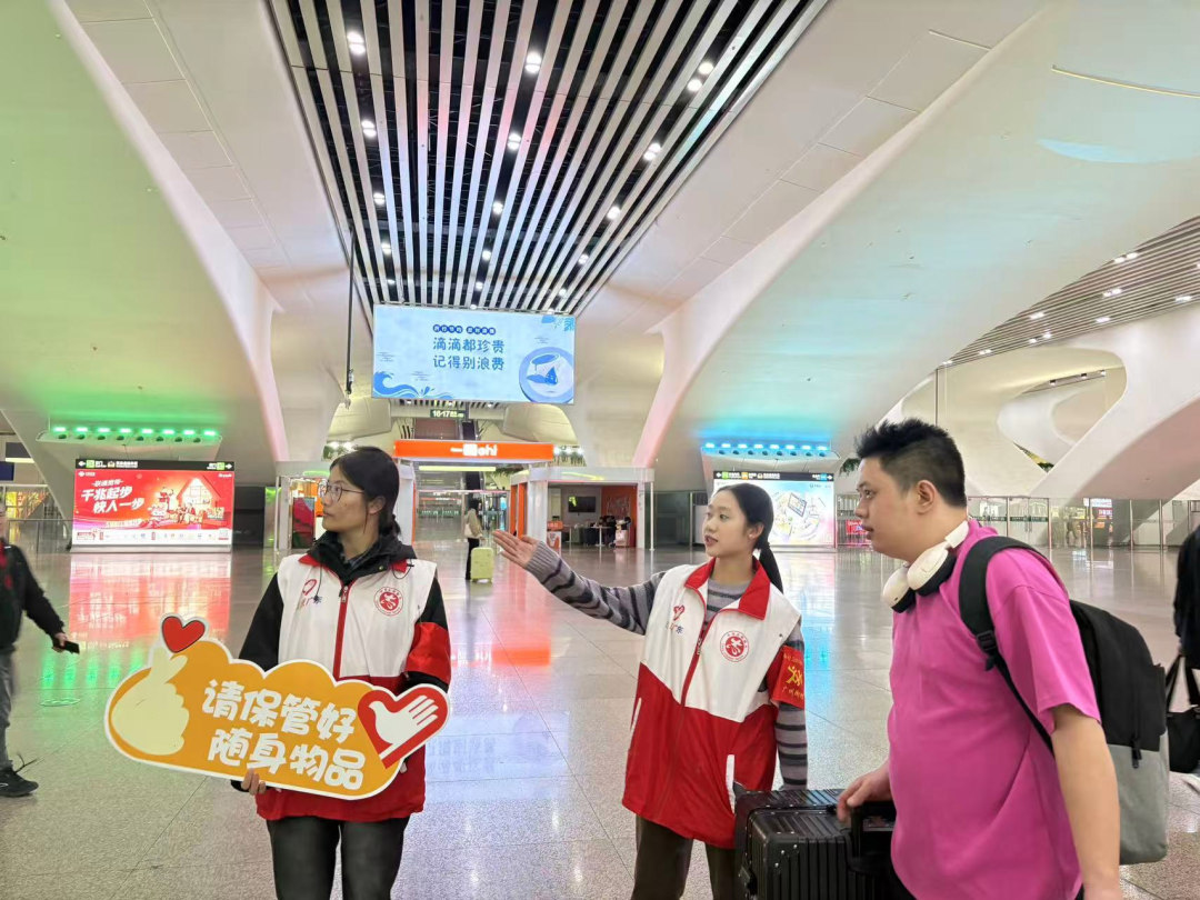 志愿者为旅客提供路线指引。