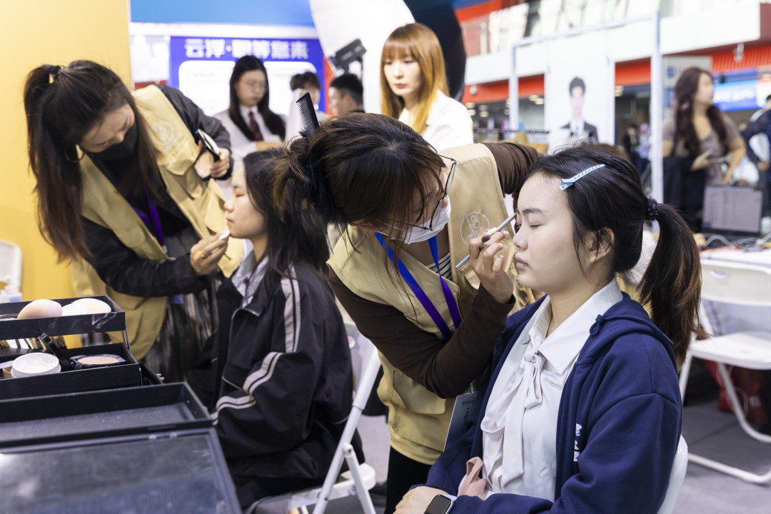 不少求职者排队化妆,准备拍摄简历照片。